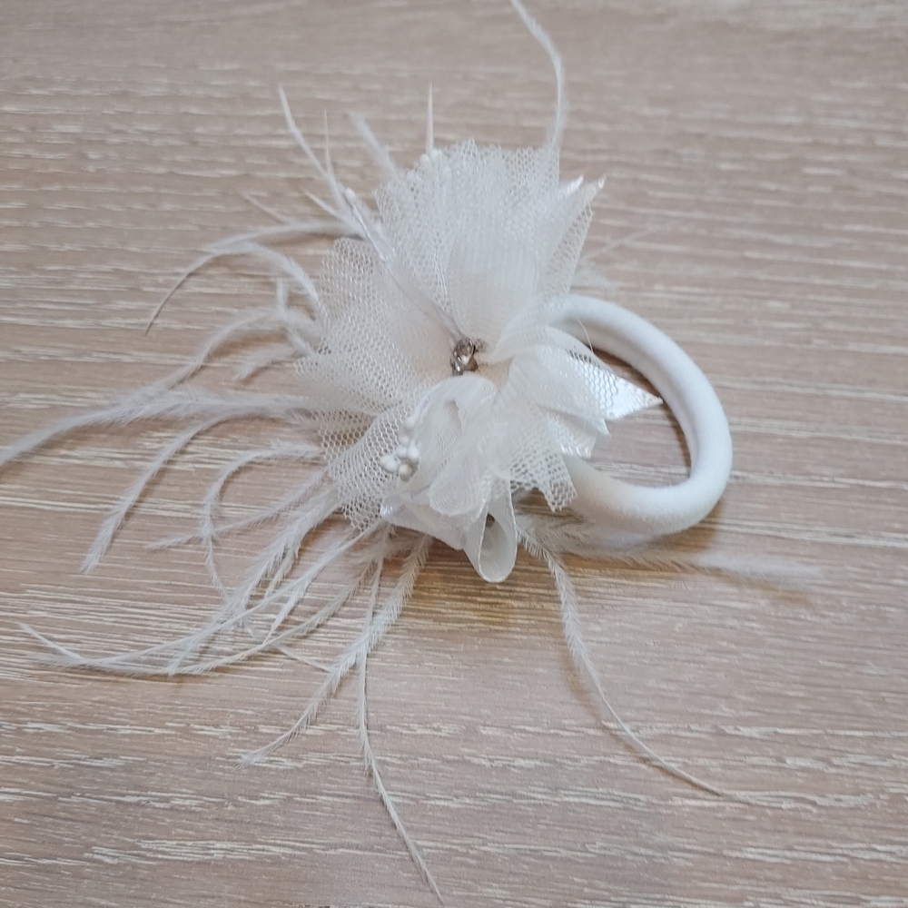 Elegant White Feather Hair Accessory